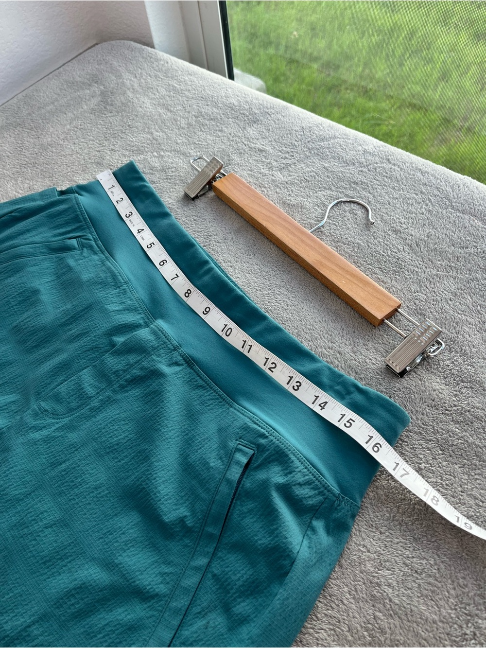 Athleta Women's Trekkie North Short Borealis Green Teal size 10 - Picture 3 of 7
